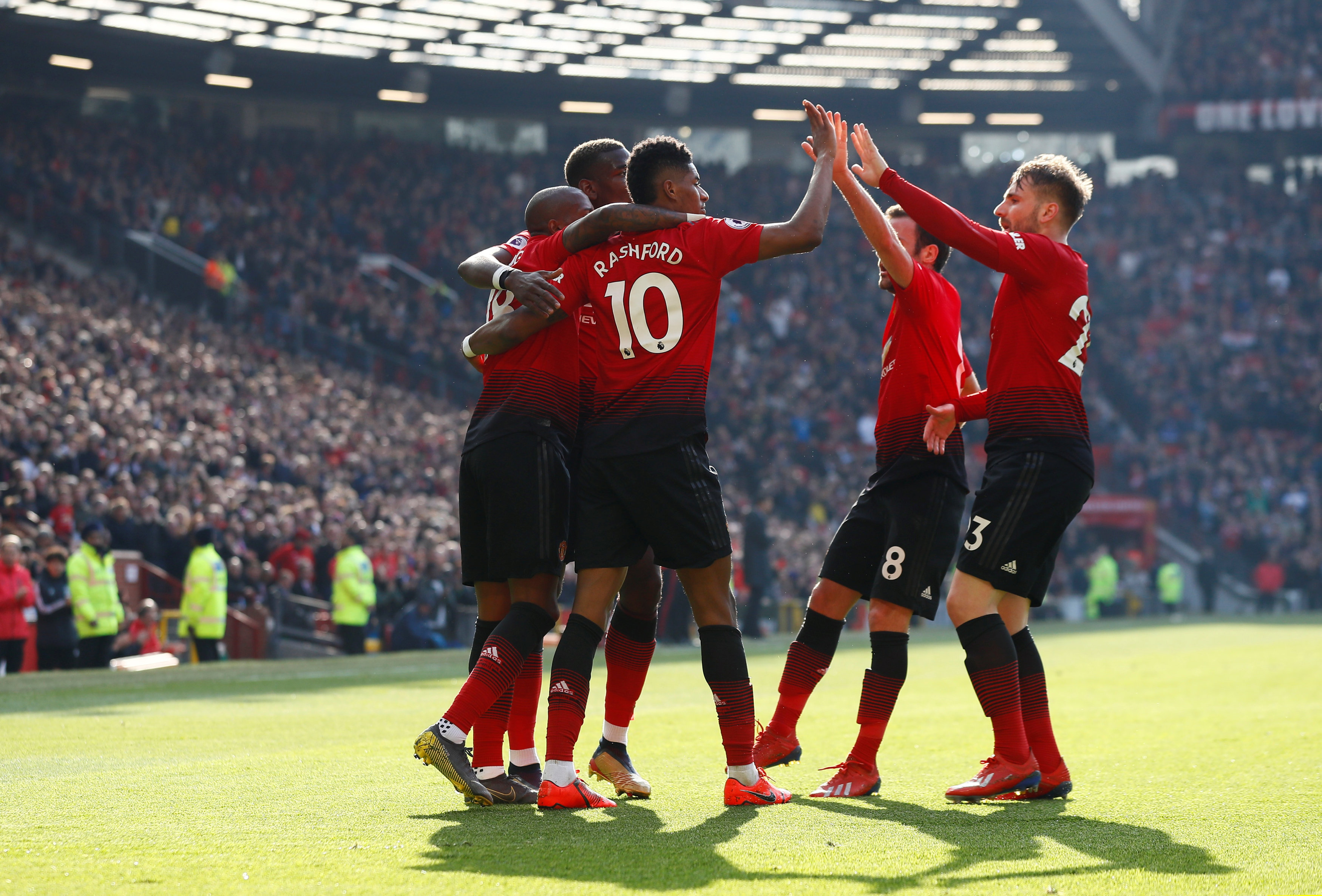 场内外都不 场内外都不